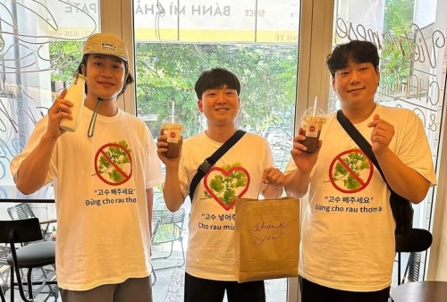 Vì sao người Hàn ghét một thứ rau không thể thiếu trong bánh mì, phở Việt?