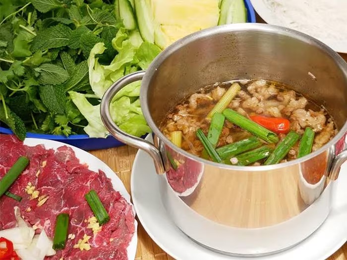 Bò nhúng giấm ăn cùng bún