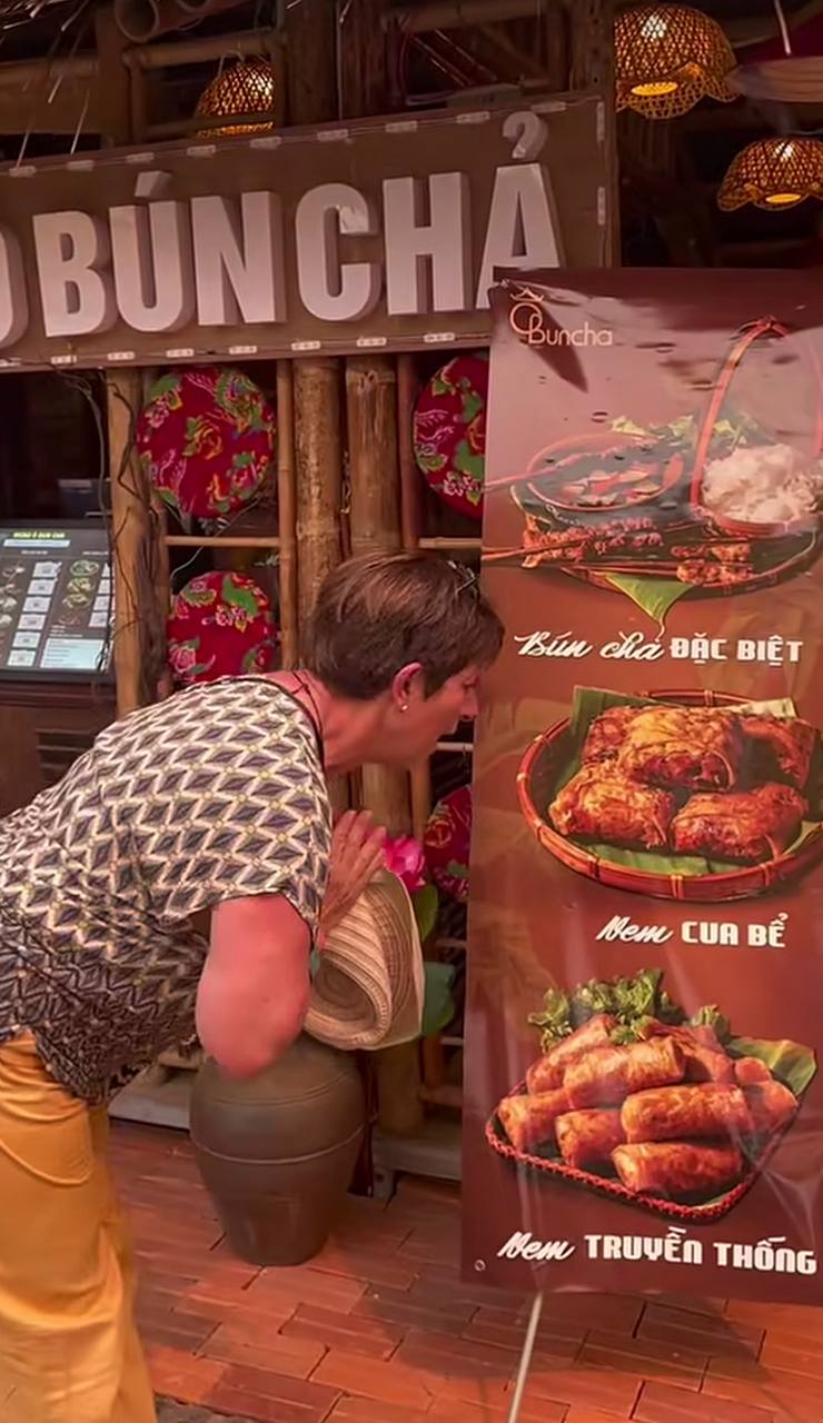 Nữ du khách Pháp 1