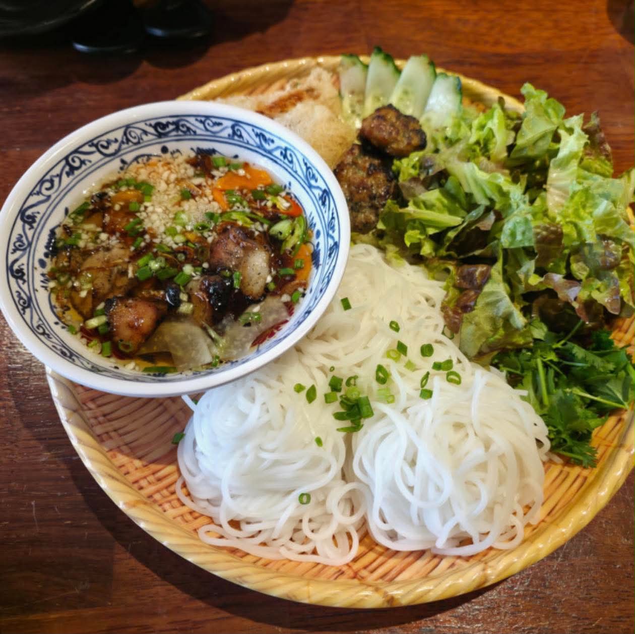 Món bún chả hương vị hài hòa tại quán 우행시